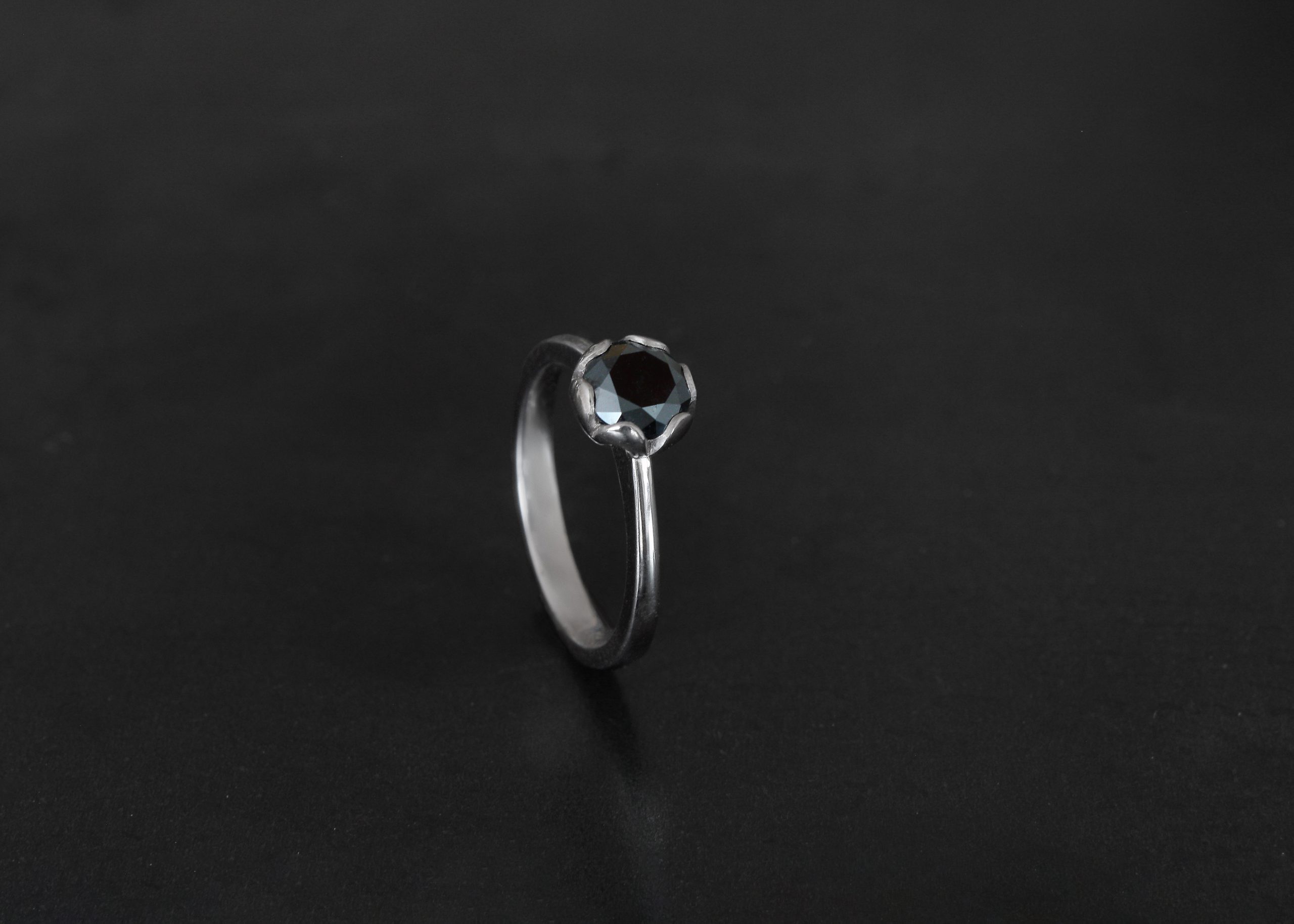 Kollektion: Verlobungsring Capsula Weissgold schwarzer Diamant