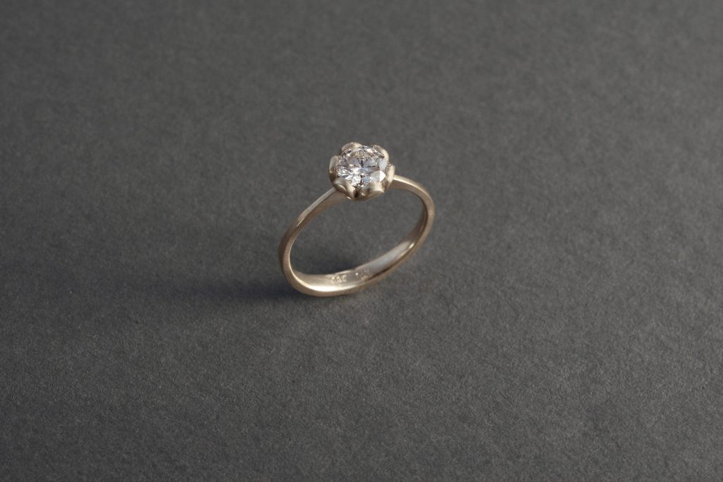 Verlobungsring Capsula Weissgold Diamant