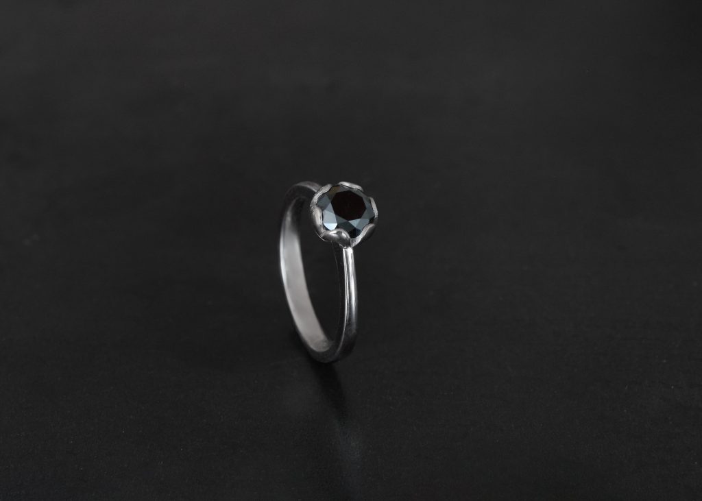 Verlobungsring Capsula Weissgold schwarzer Diamant
