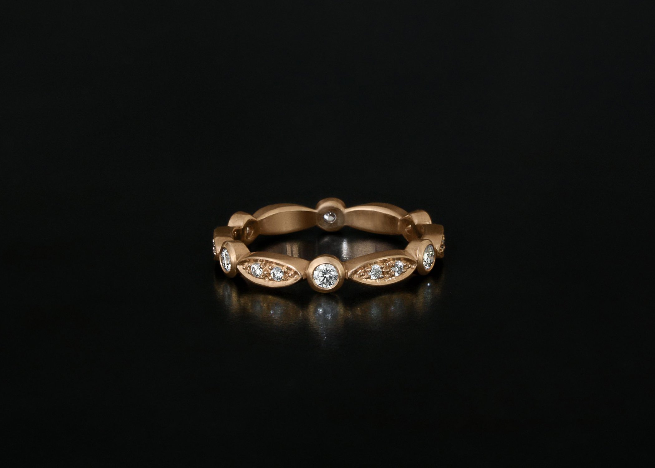 Ehering Navette Rotgold Diamanten